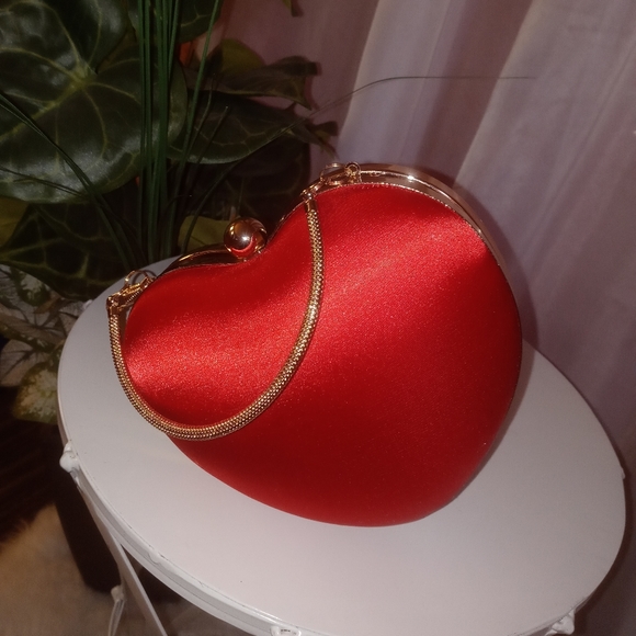 Red ❤ heart-shaped ❤ satin messenger bag. - Picture 1 of 7